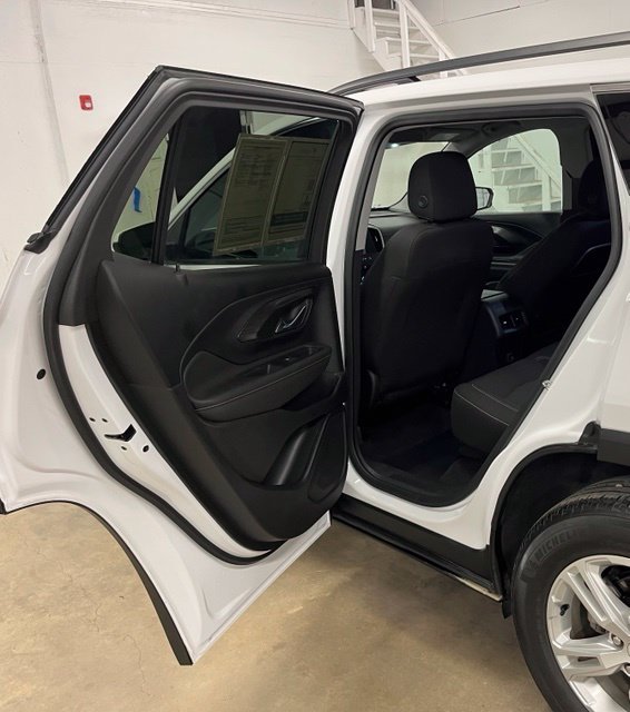 Used 2023 White GMC SLE image 23