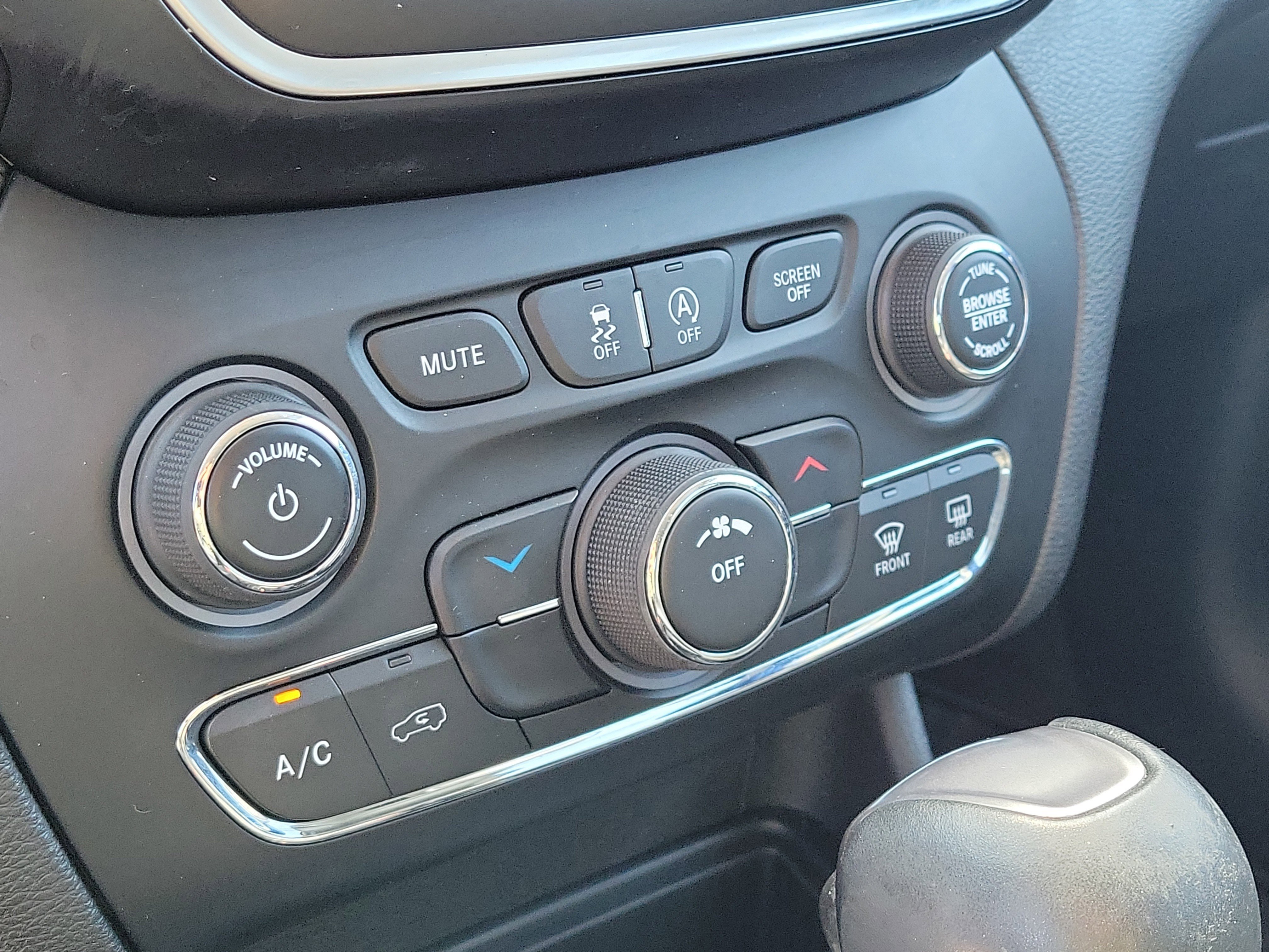 Used 2019 Diamond Black Crystal Pearlcoat Jeep Latitude Plus image 29