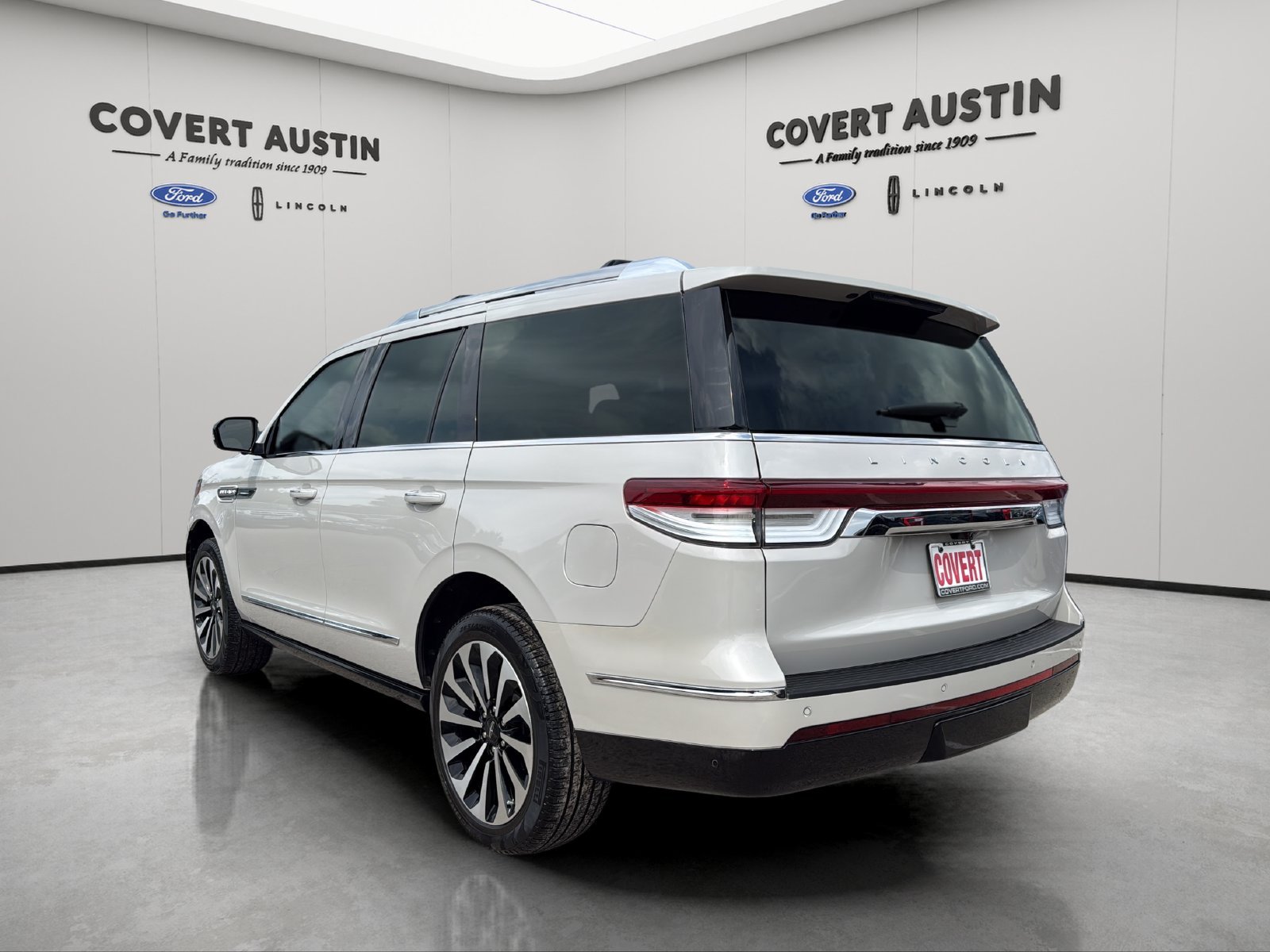 Used 2024 White Lincoln Reserve image 3
