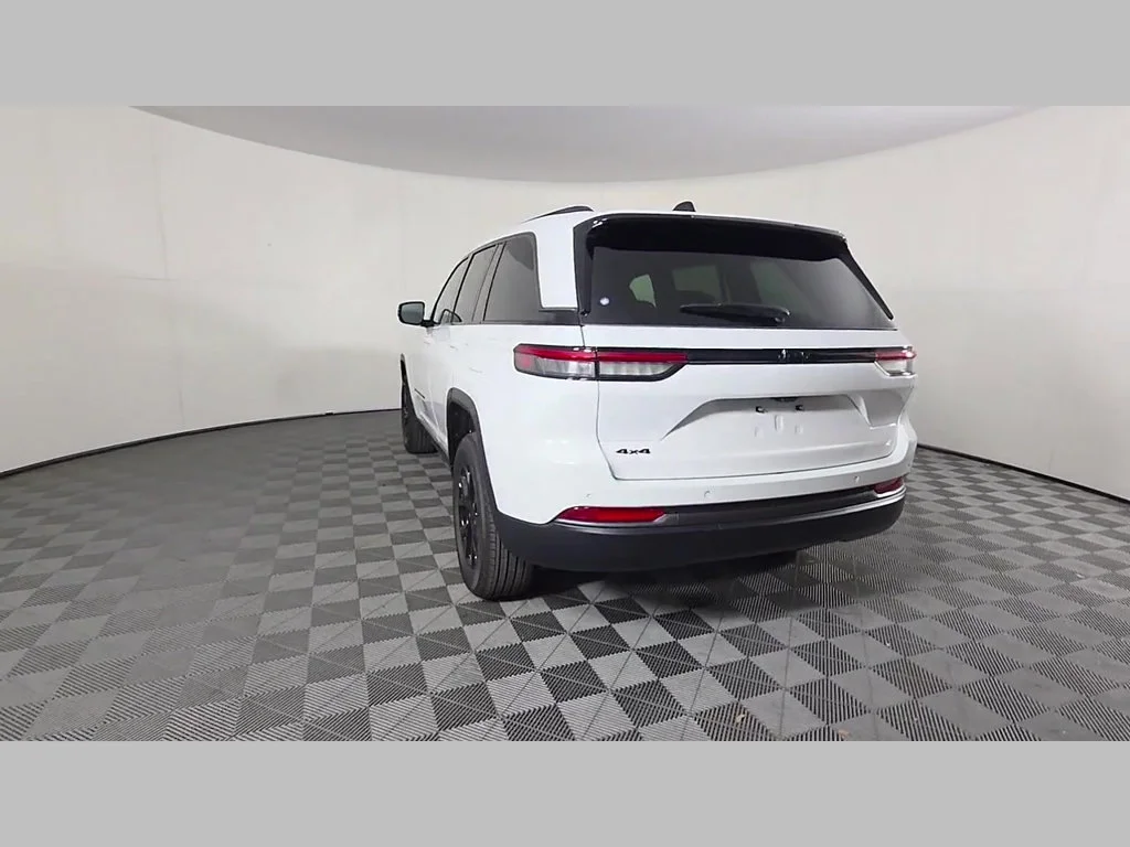 New 2026 Bright White Clear-Coat Exterior Paint Jeep Laredo Altitude image 28