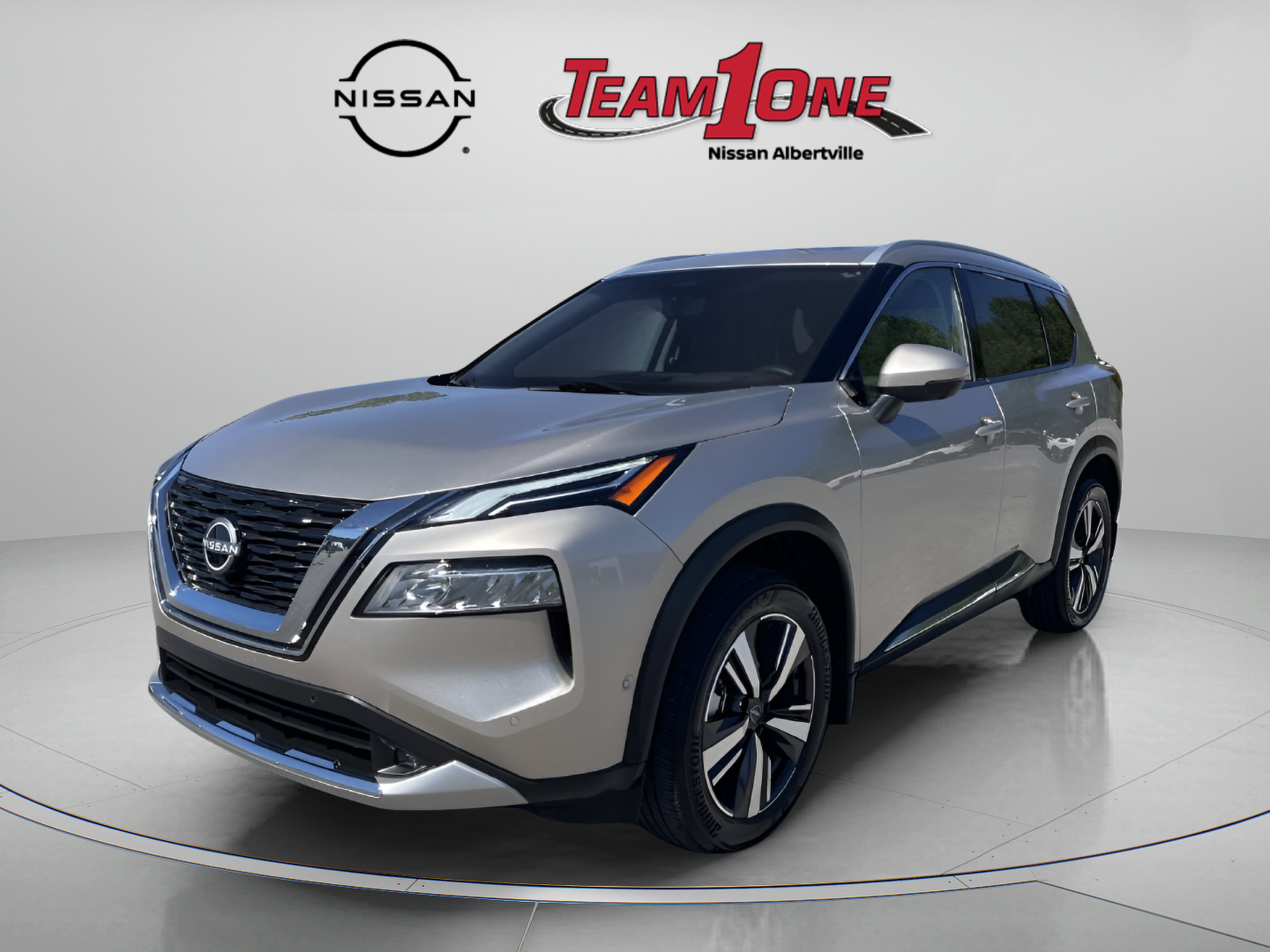 Used 2022 Gold Nissan Platinum image 3