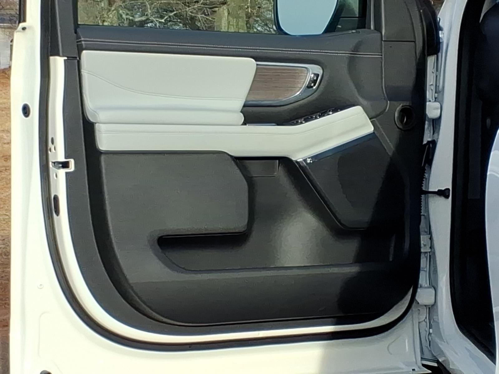 New 2025 Star White Metallic Tri-Coat Ford Platinum® MAX image 5