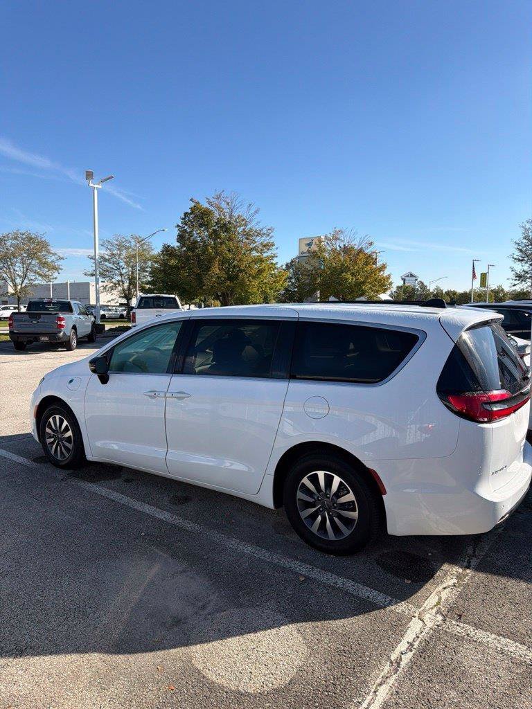 Used 2024 Bright White Clearcoat Chrysler Select image 2