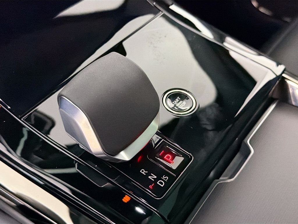 New 2026 Fuji White Land Rover Dynamic SE image 17