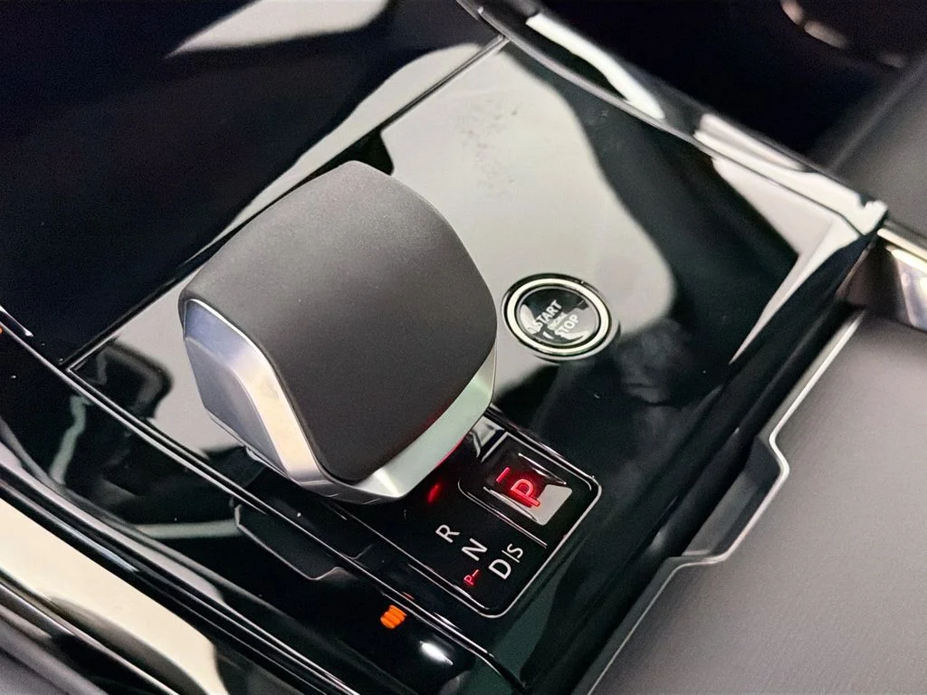 New 2026 Fuji White Land Rover Dynamic SE image 17