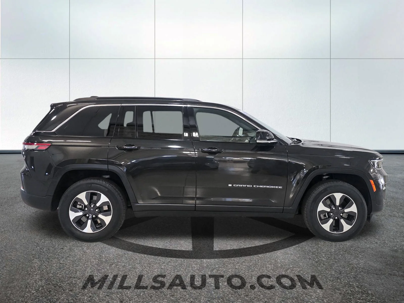 Used 2024 Rocky Mountain Pearlcoat Jeep 4xe image 9