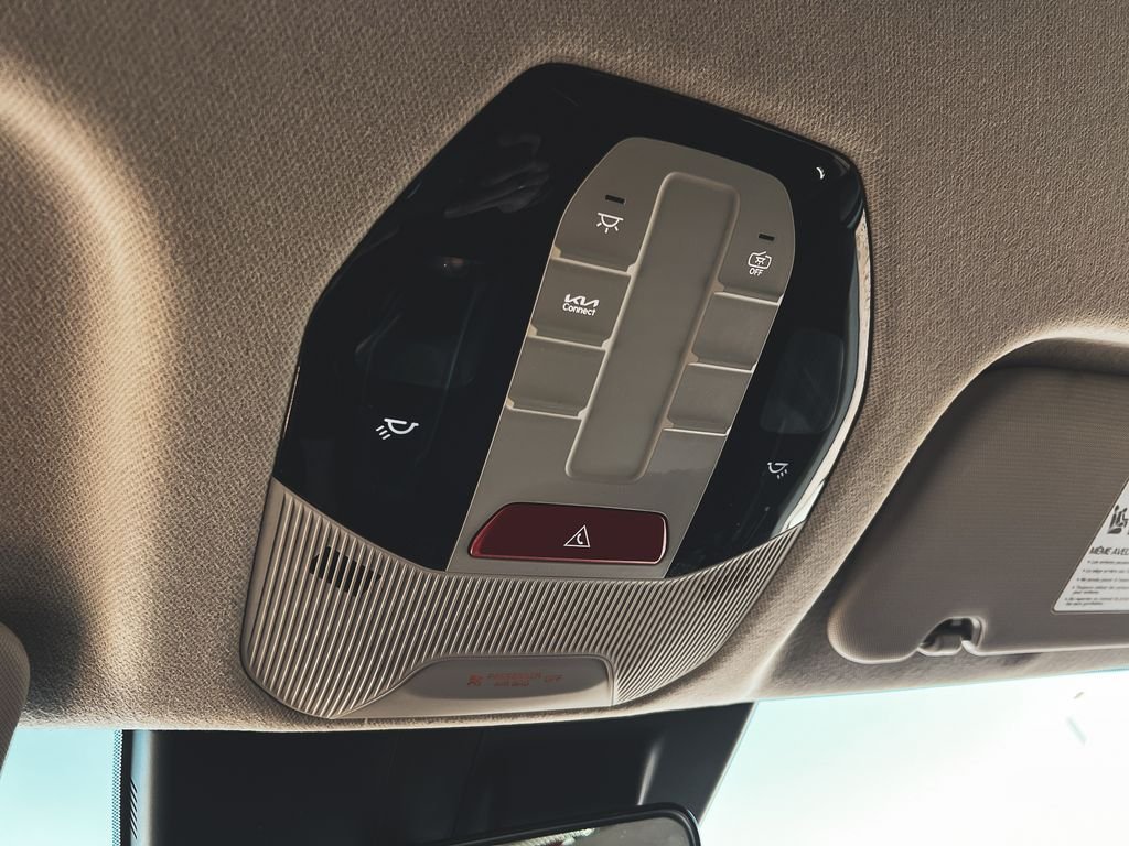 Used 2025 White Kia LXS image 28