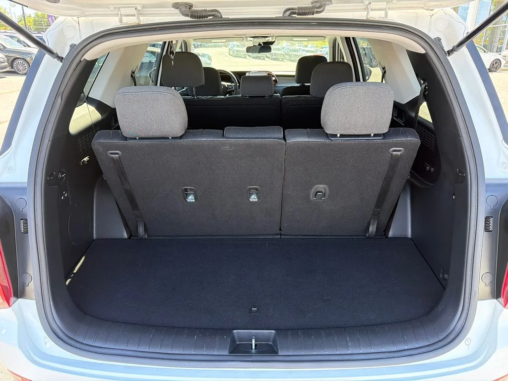 Used 2022 White Hyundai SE image 18