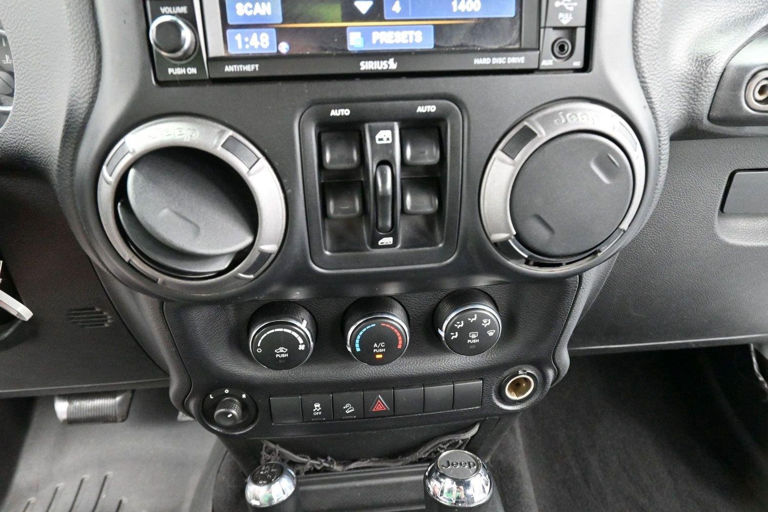 Used 2015 Bright White Clearcoat Jeep Sport image 22