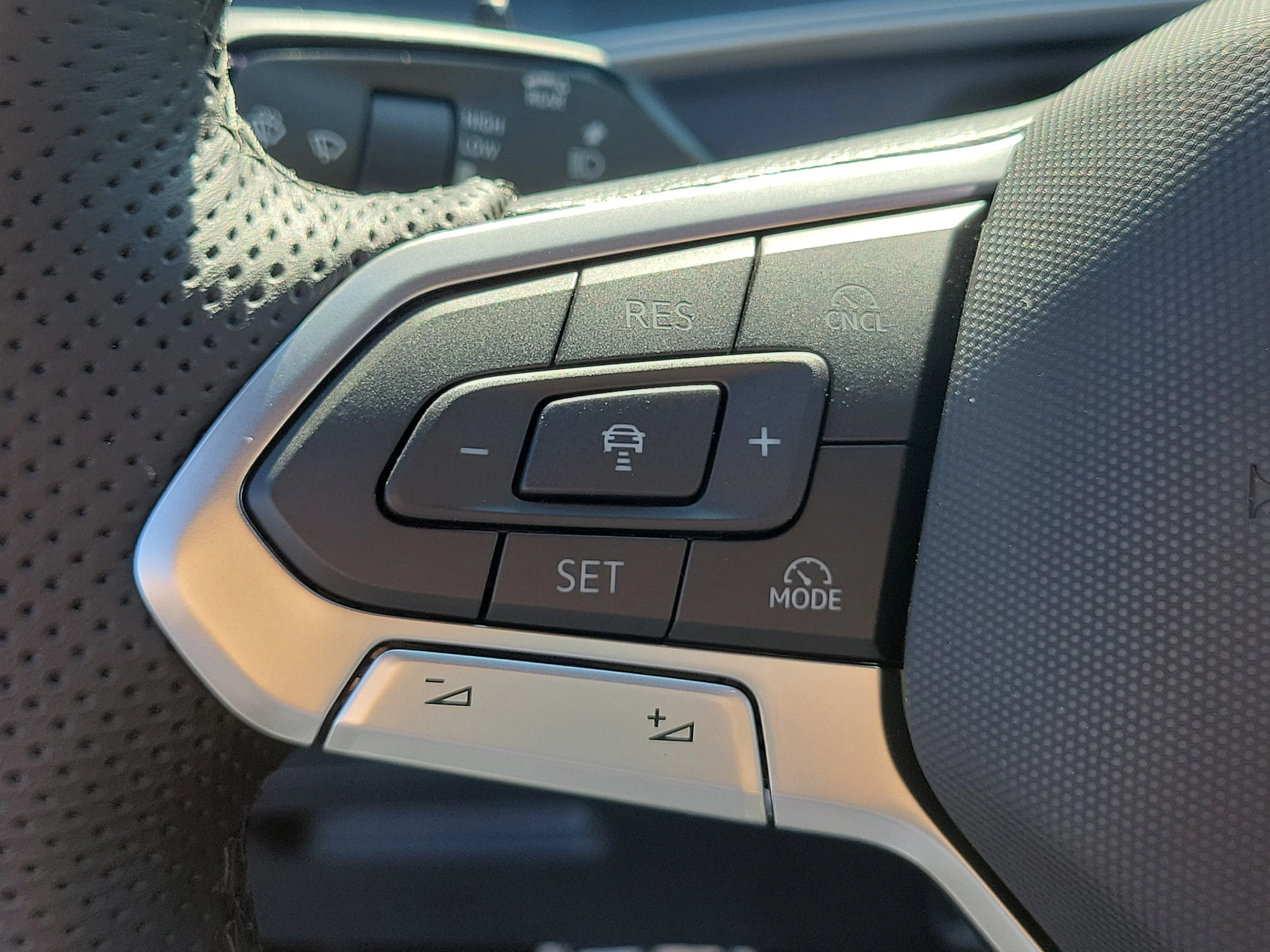 2026 Volkswagen Tiguan SE R-LINE BLACK - Photo 24