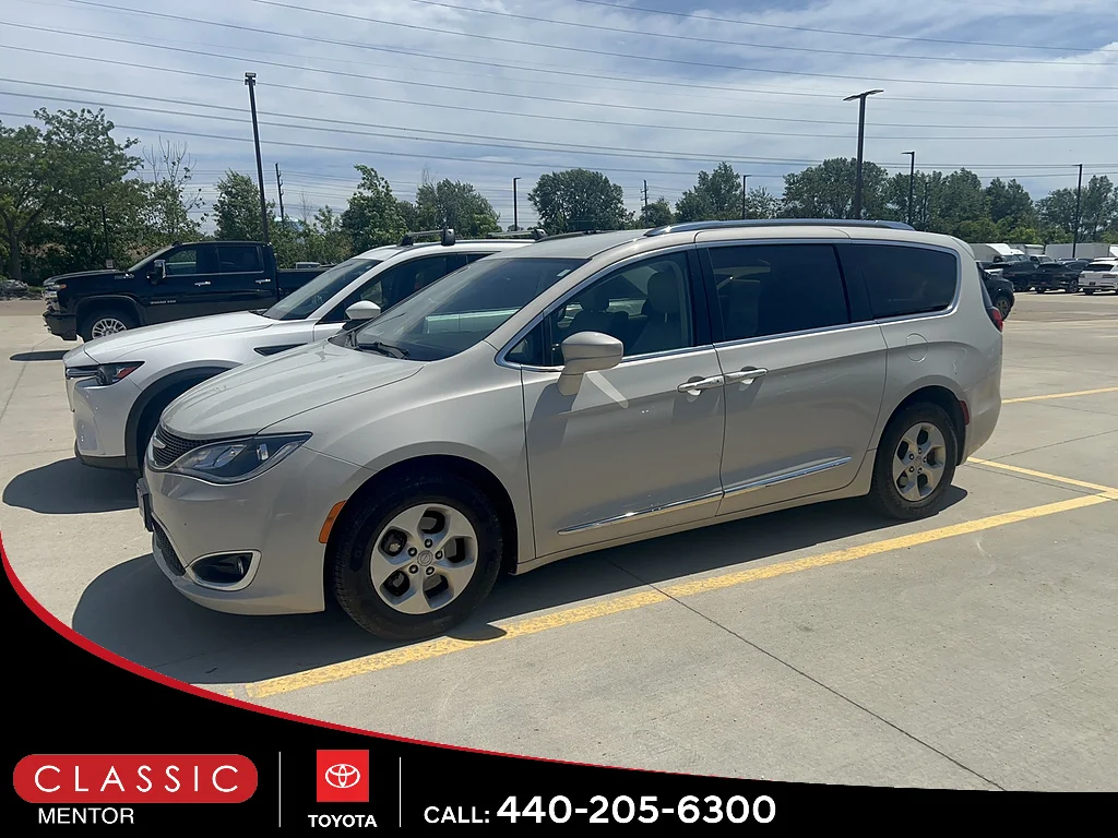 2017 Chrysler Pacifica Touring-L Plus's photo