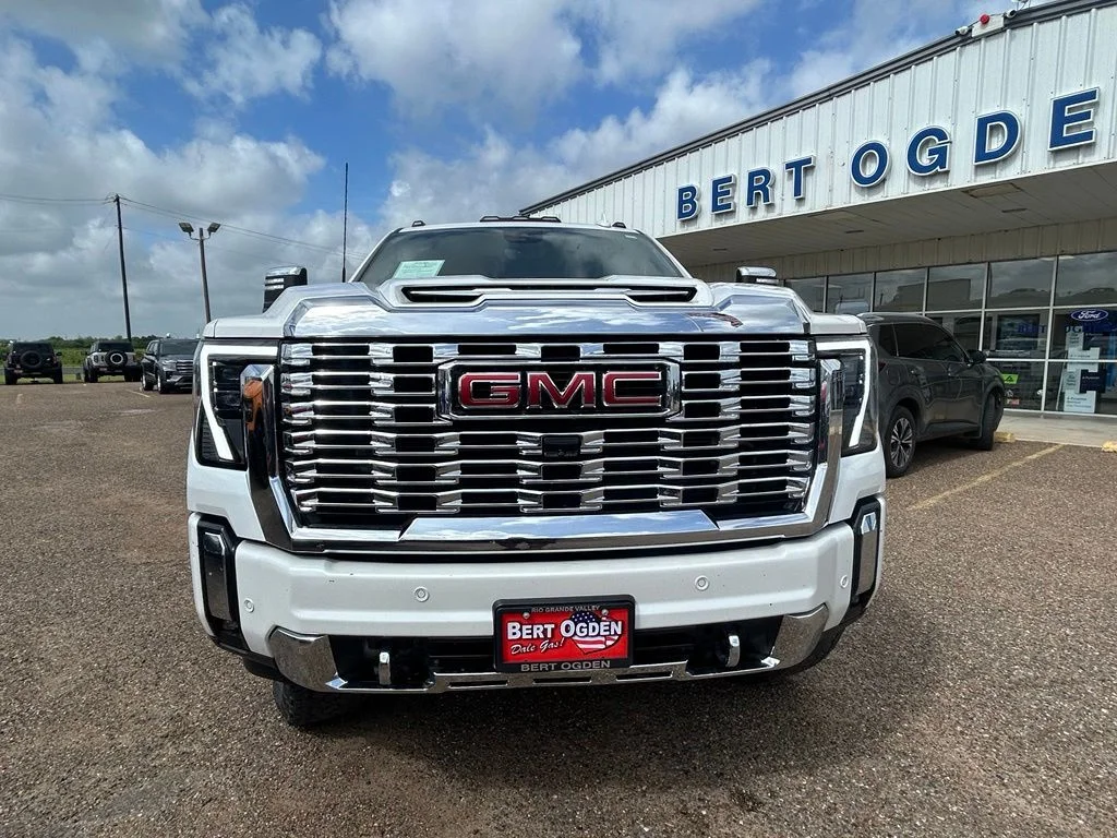 Used 2024 White GMC Denali image 2