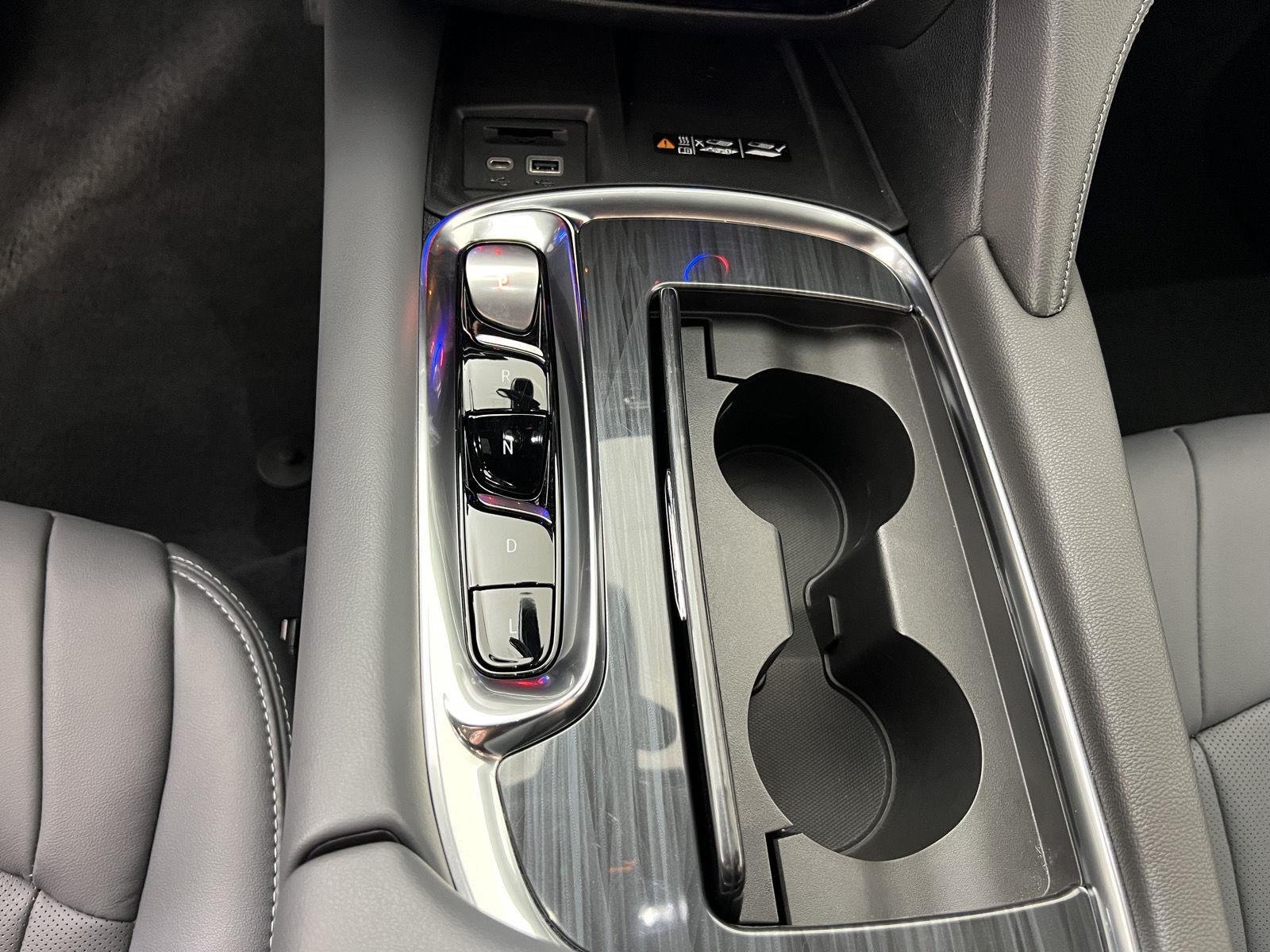Used 2024 Summit White Buick Essence image 15