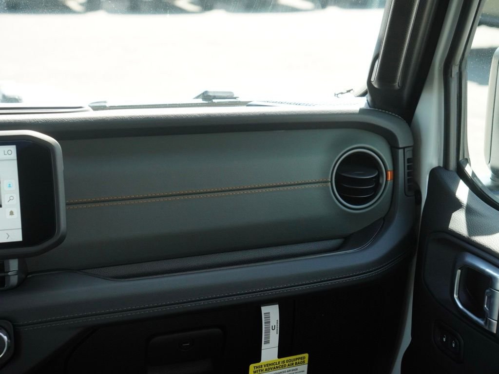 New 2026 Bright White Clear-Coat Exterior Paint Jeep Mojave image 23