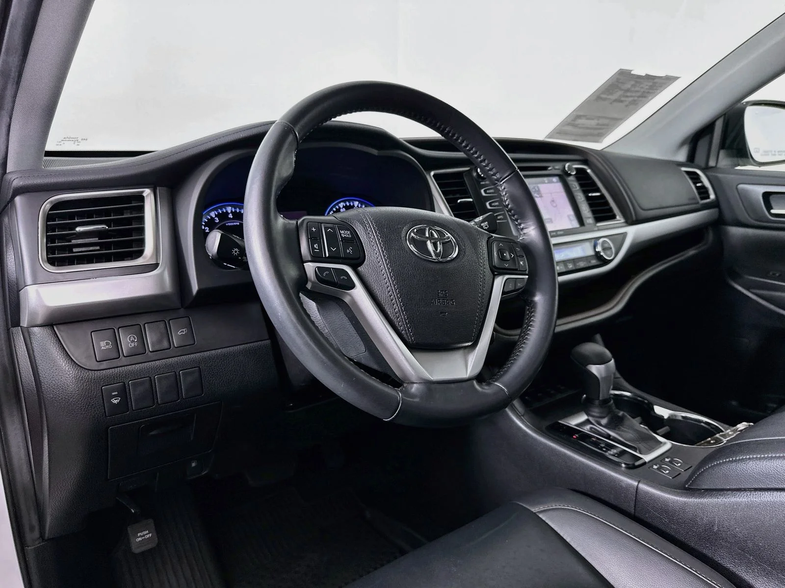Used 2019 White Toyota XLE image 9