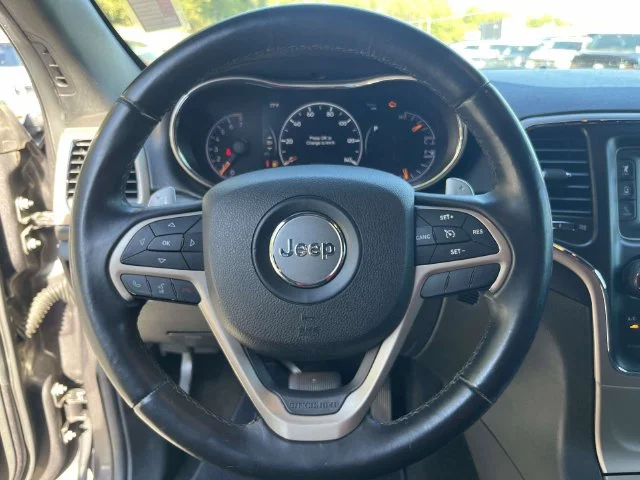 Used 2014 Granite Crystal Clearcoat Metallic Jeep Laredo image 19