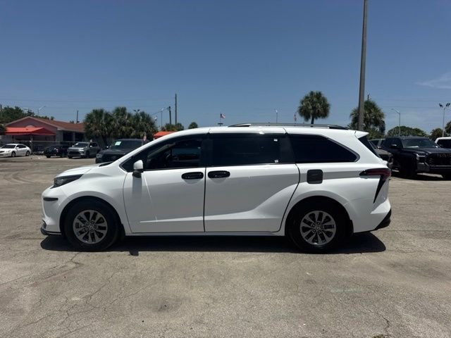2022 Toyota Sienna LE - Photo 6
