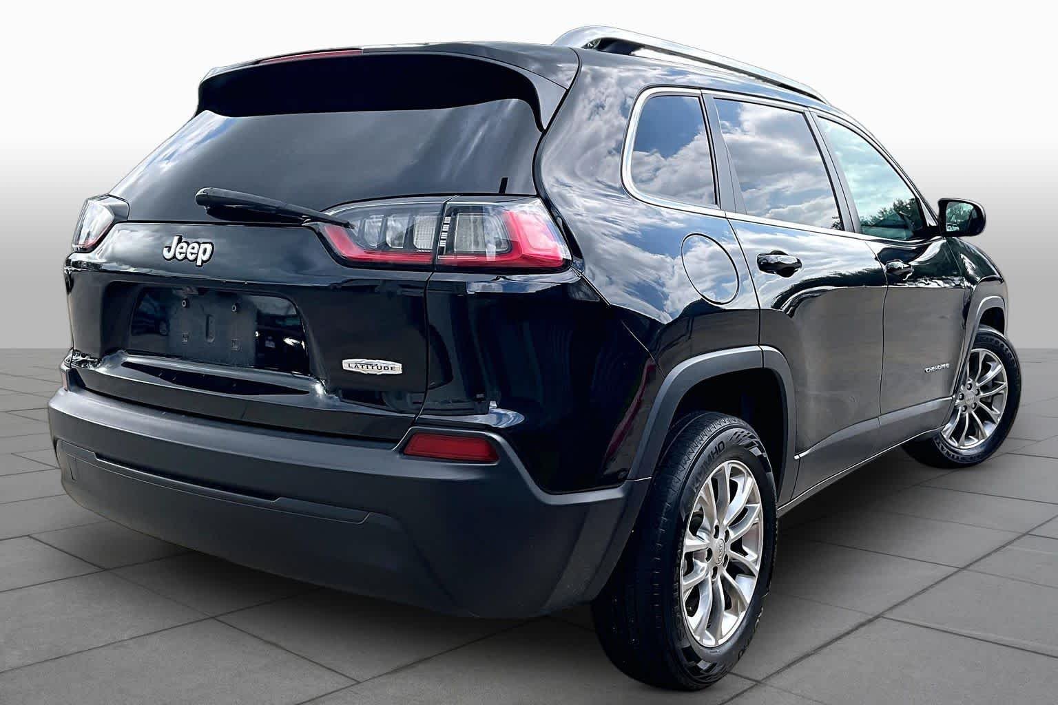 Used 2019 Diamond Black Crystal Pearlcoat Jeep Latitude Plus image 13