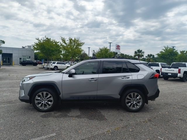 Used 2021 Silver Toyota XLE Premium image 5