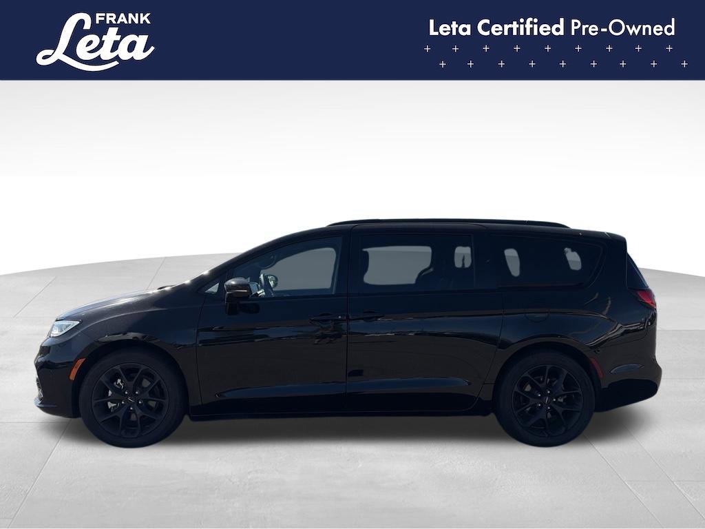 Used 2025 Diamond Black Crystal Pearlcoat Chrysler  image 3