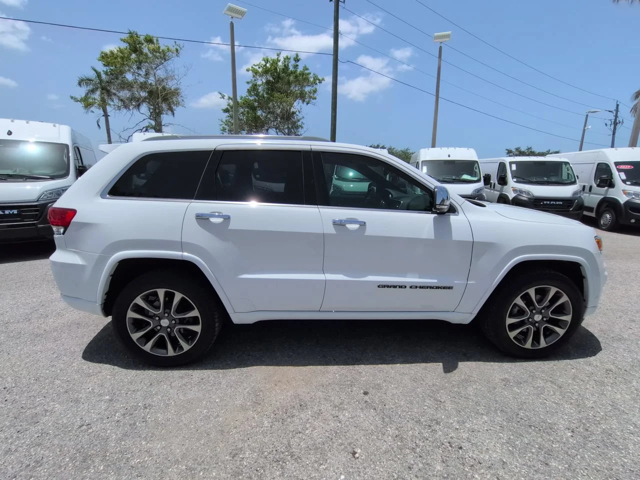 Used 2018 Bright White Clearcoat Jeep Overland image 4