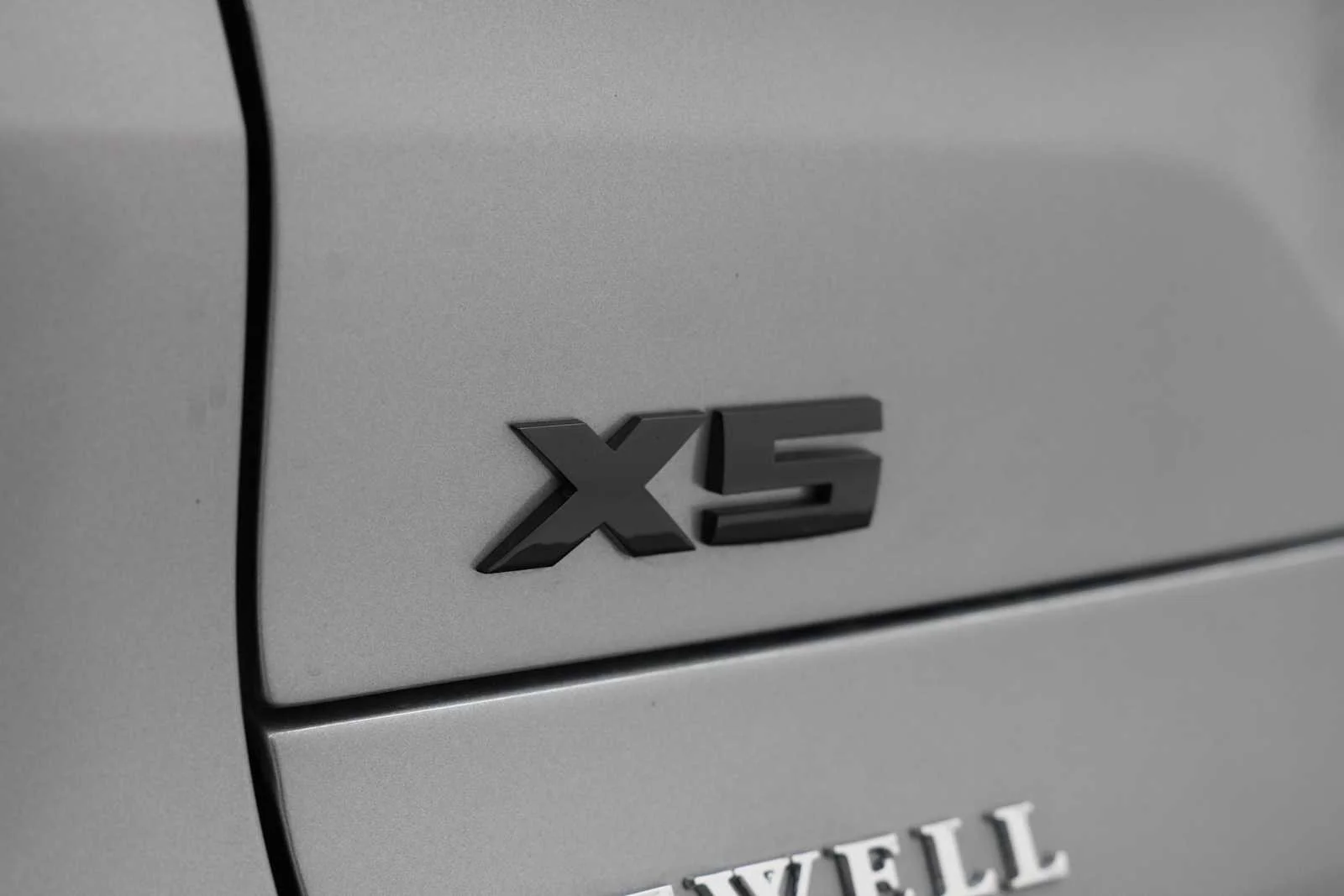 Used 2026 Skyscraper Grey Metallic BMW M60i image 9