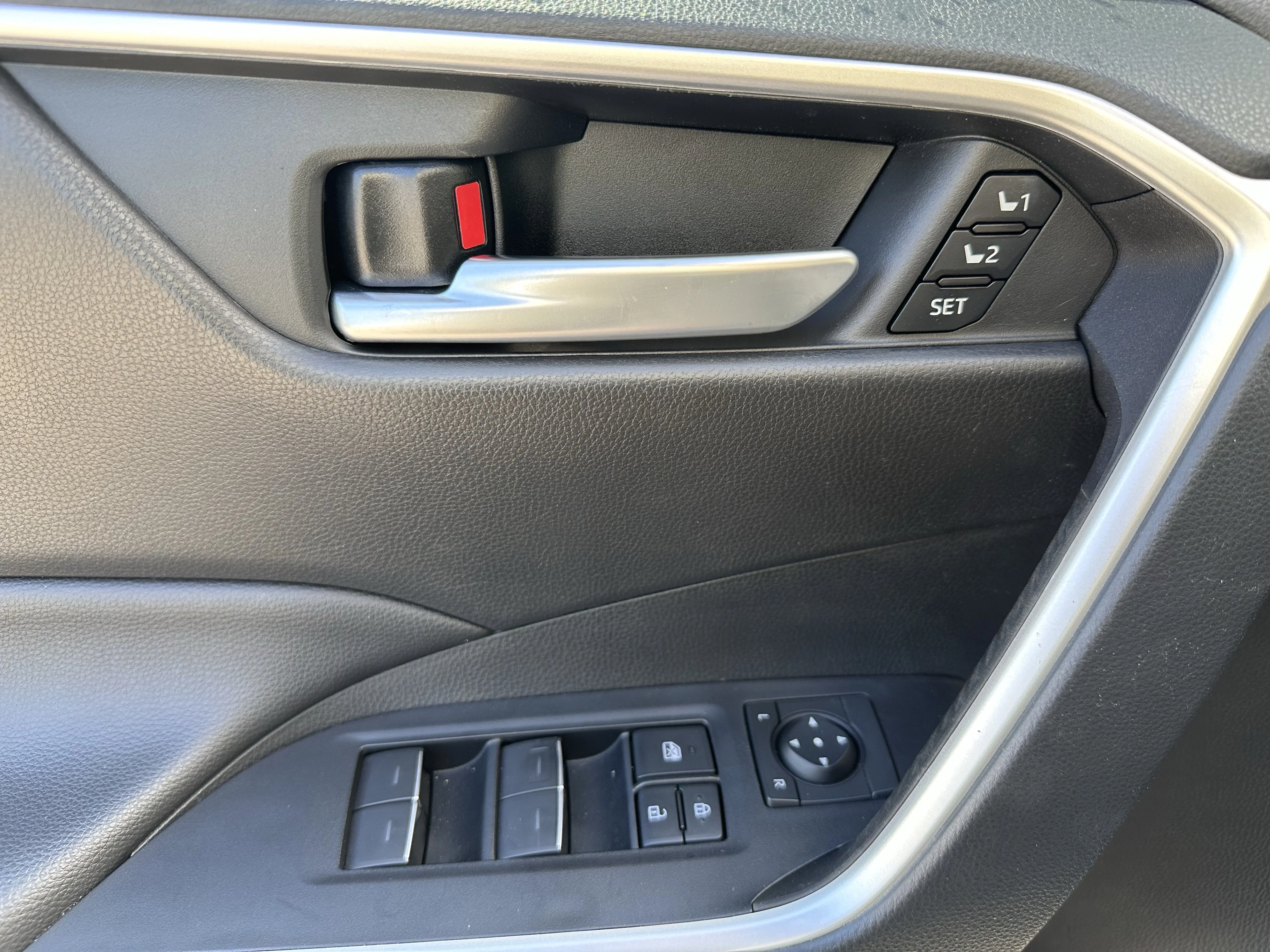 Certified Used 2025  Toyota Hybrid XLE image 9