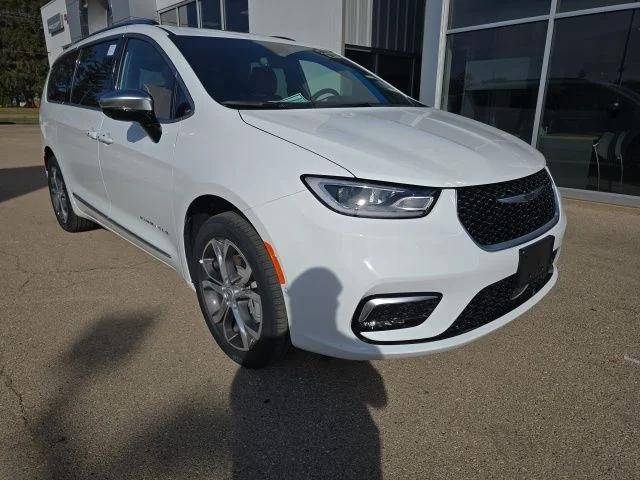 2026 Chrysler Pacifica Pinnacle AWD's photo