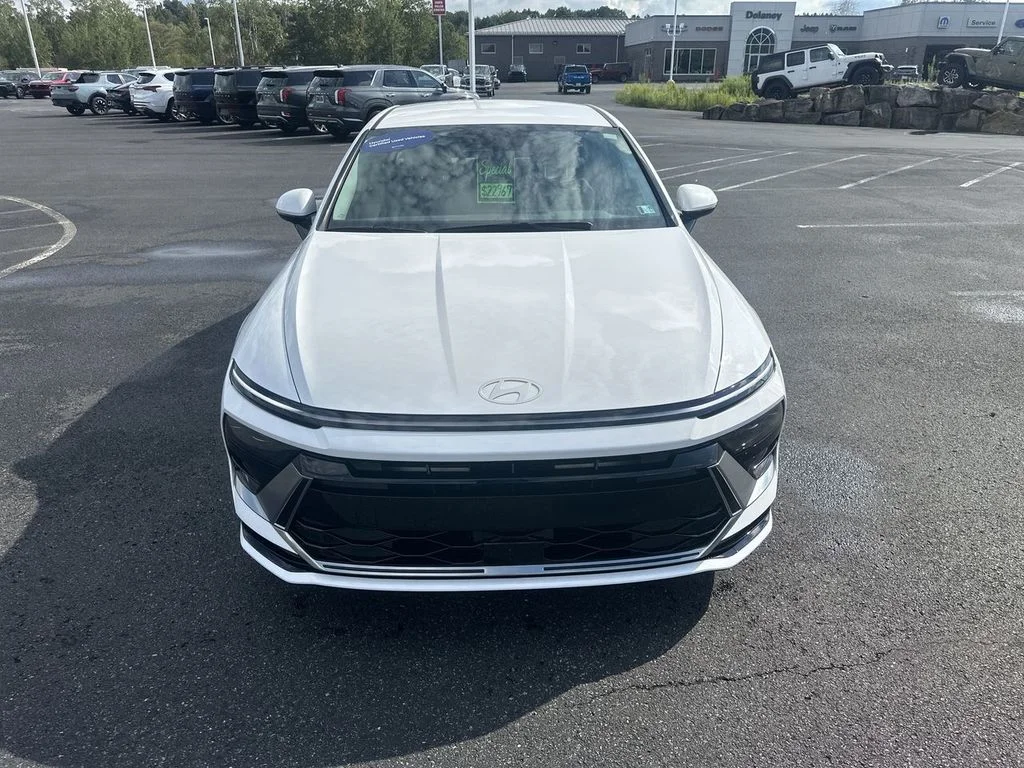 Used 2024 White Hyundai SEL image 3