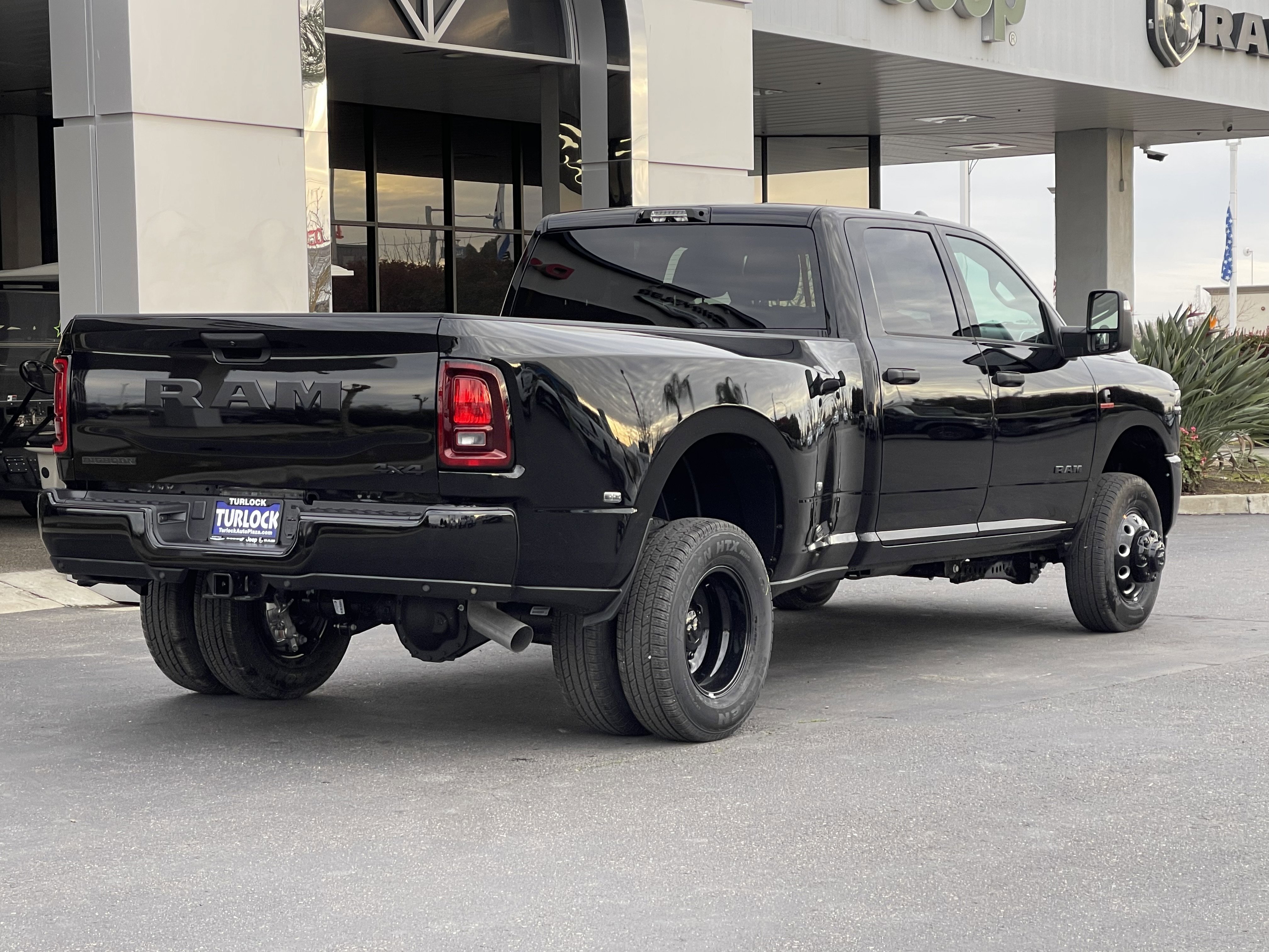 New 2026 Diamond Black Crystal Pearl-Coat Exterior Paint RAM Big Horn image 10
