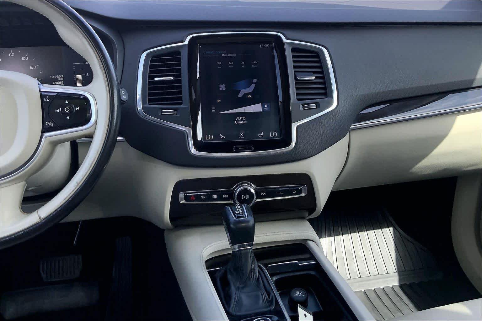 Used 2019 Onyx Black Metallic Volvo Momentum image 7