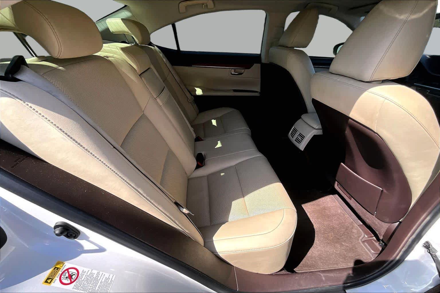 Used 2016 Eminent White Pearl Lexus Hybrid image 20