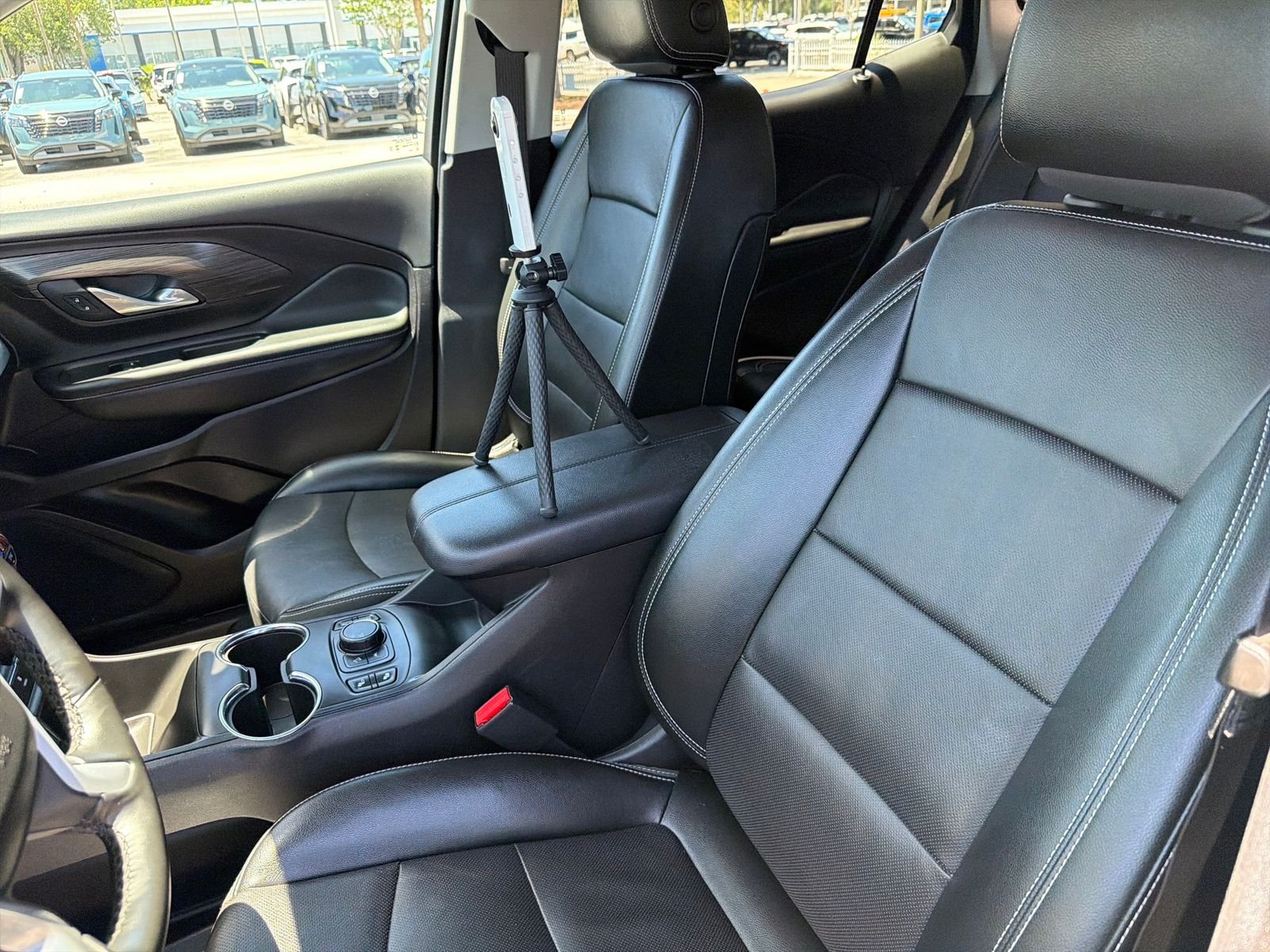 Used 2024 White GMC SLT image 25