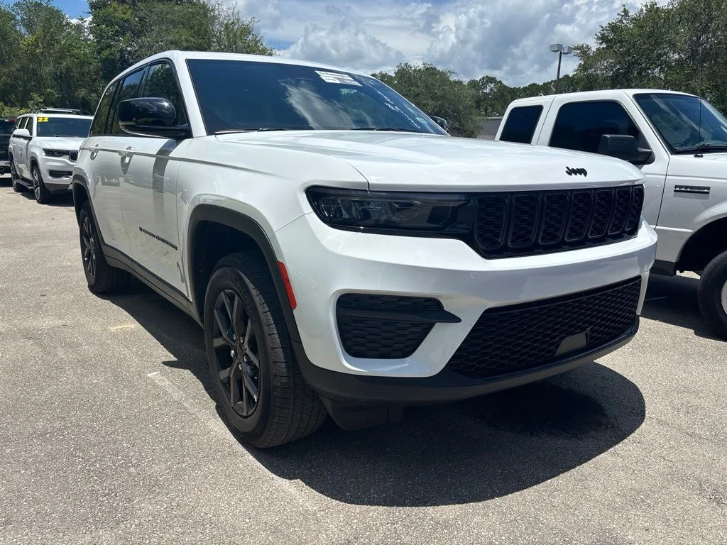 Used 2025 White Jeep Altitude image 1