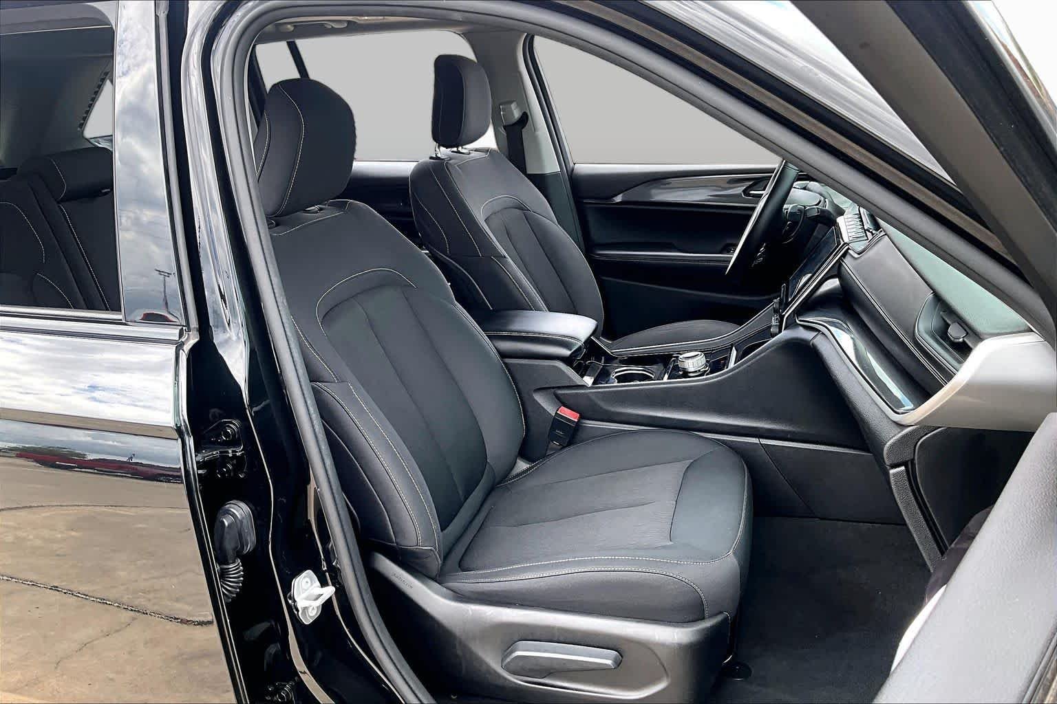 Used 2022 Diamond Black Crystal Pearlcoat Jeep Laredo image 9