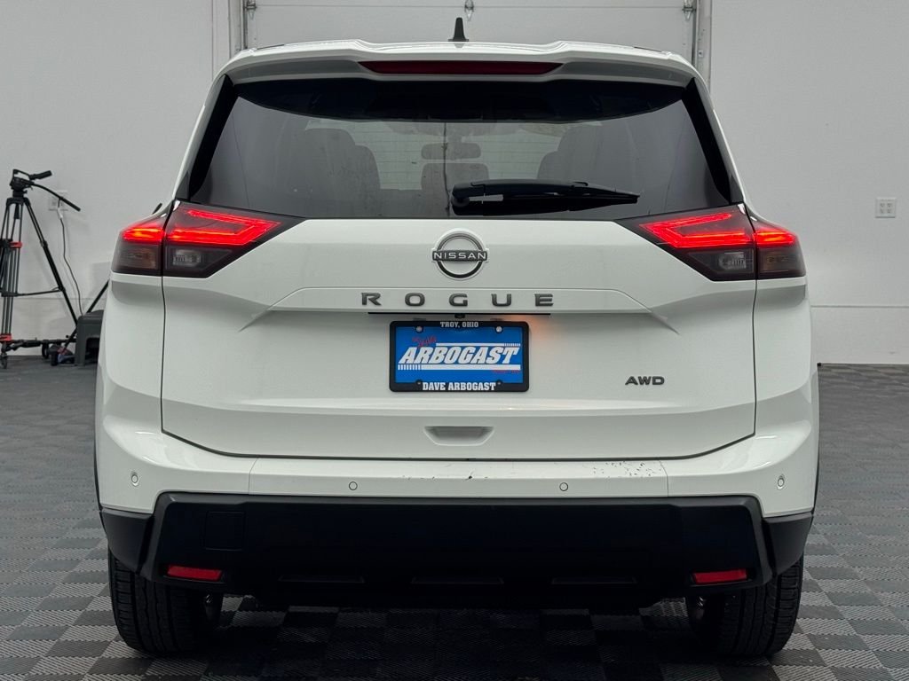 Used 2024 Glacier White Nissan S image 7