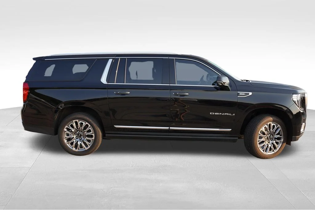 Used 2022  GMC Denali image 2