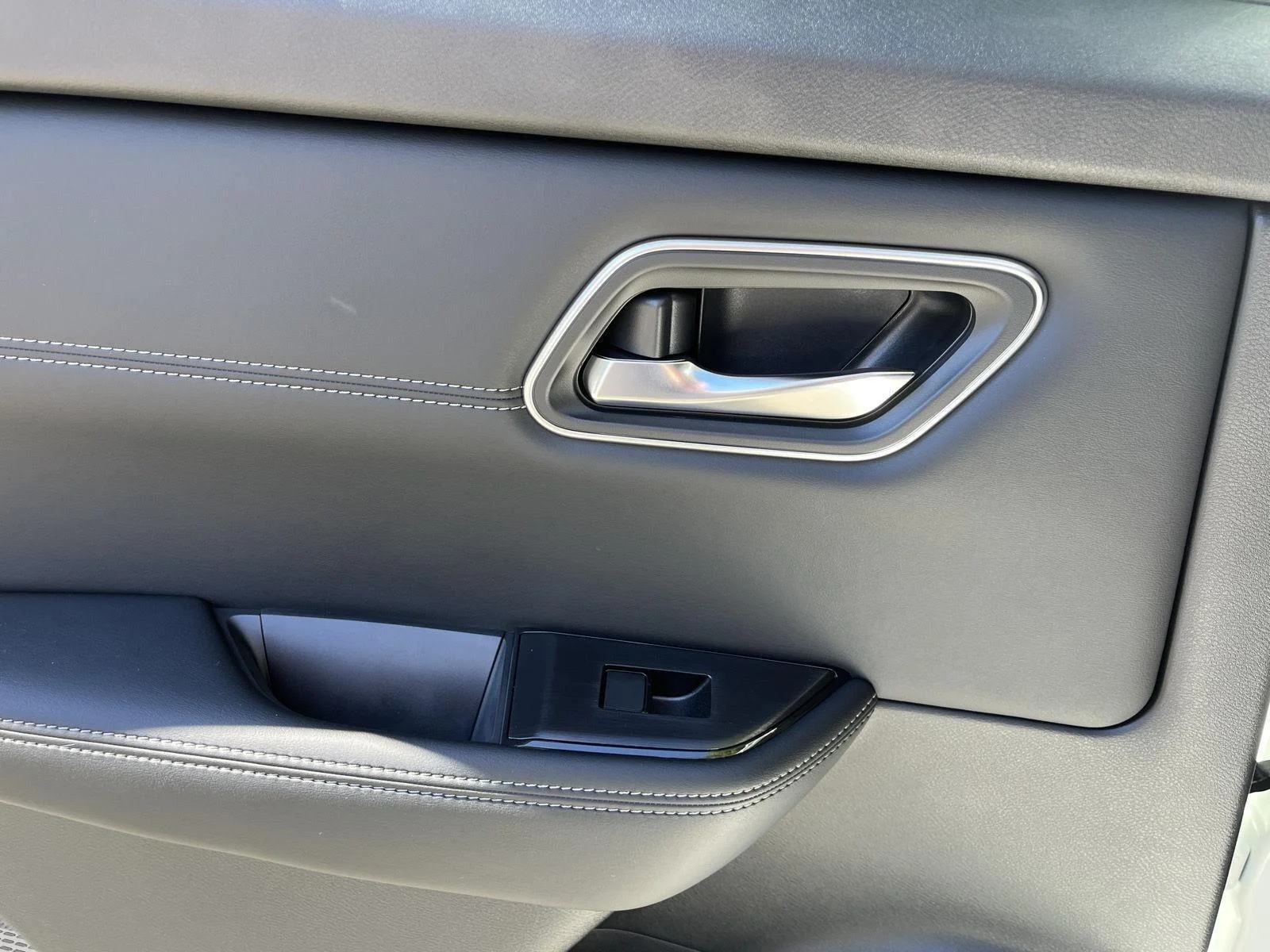 New 2026 Everest White Pearl TriCoat Nissan Platinum image 12