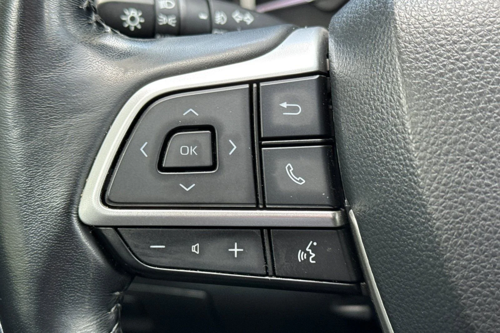Used 2022 Moon Dust Toyota XLE image 28