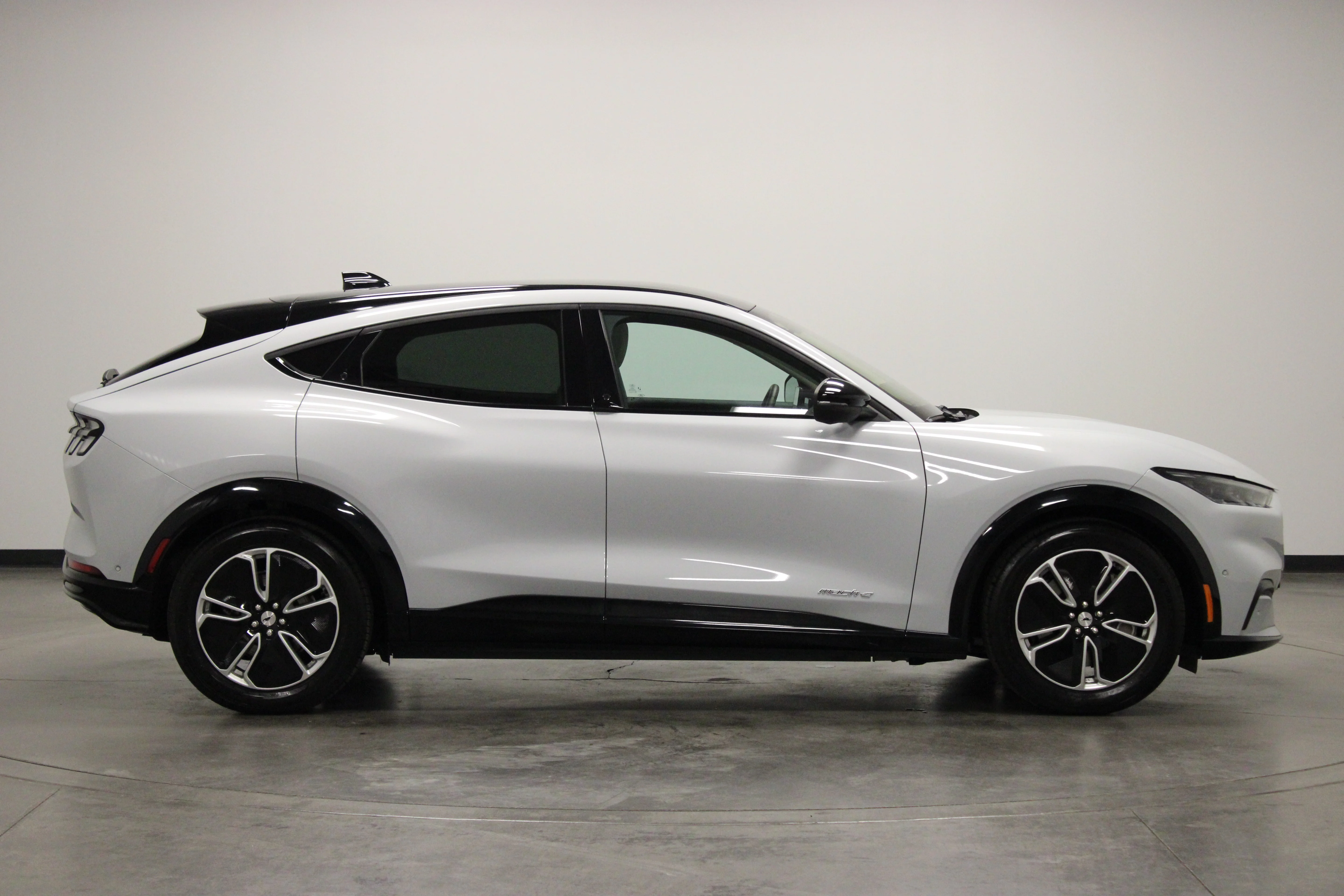 Used 2023 White Metallic Ford Premium image 9
