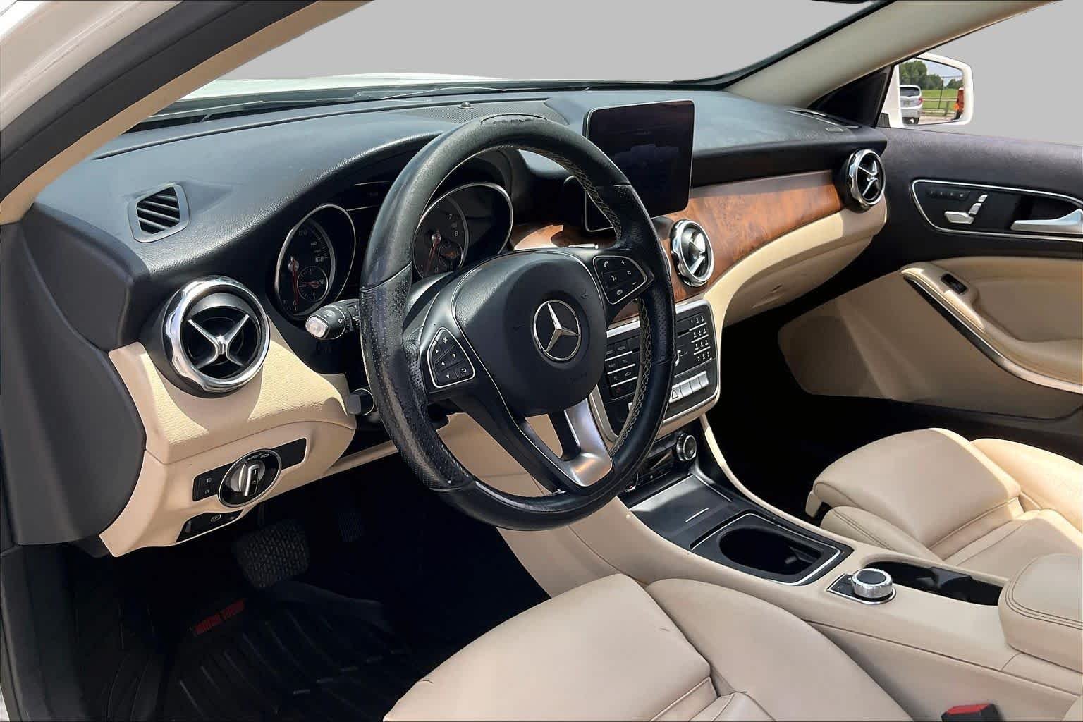 Used 2019 Polar White Mercedes-Benz GLA 250 image 17