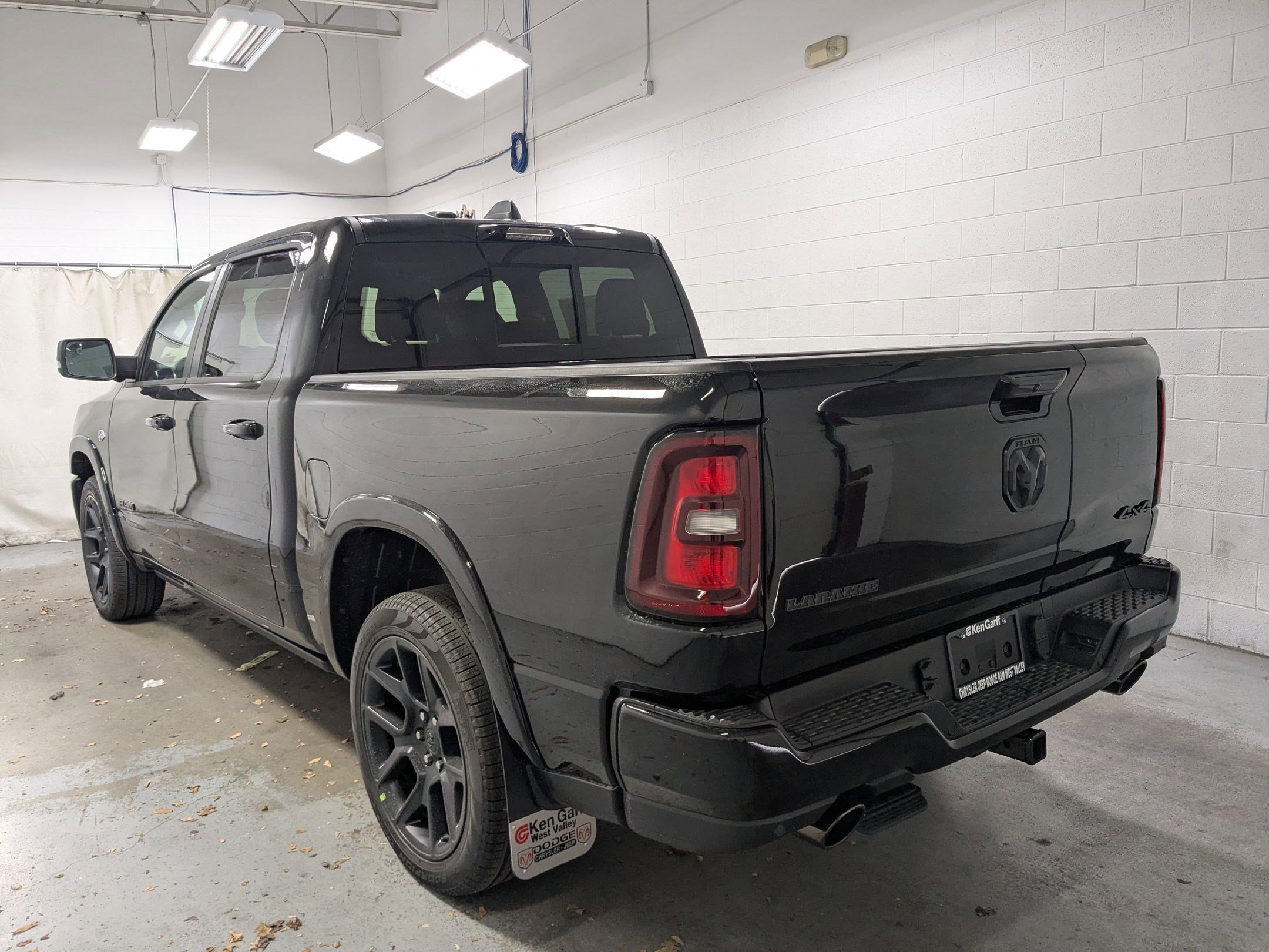 New 2026 Diamond Black Crystal Pearl-Coat Exterior Paint RAM Laramie image 7