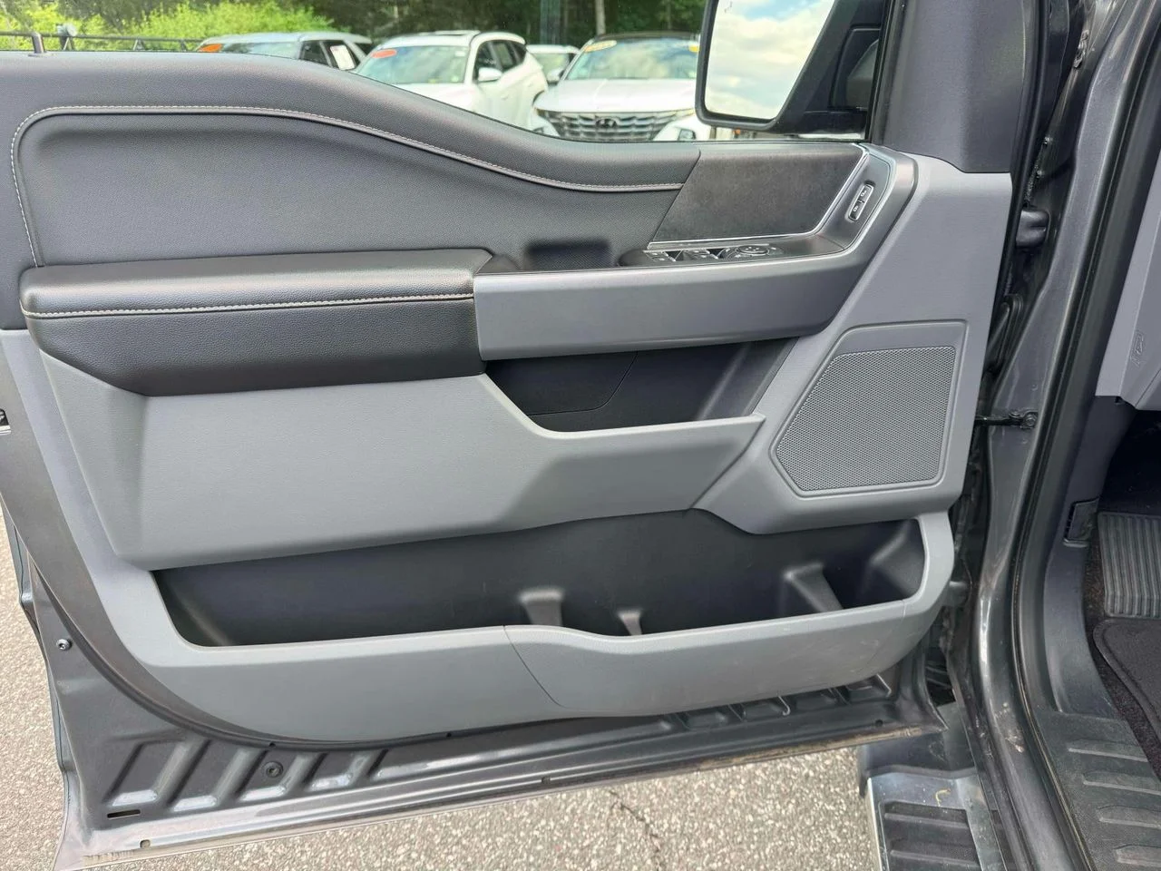 Used 2025 CARBONIZED GRAY METALLIC Ford XLT image 17