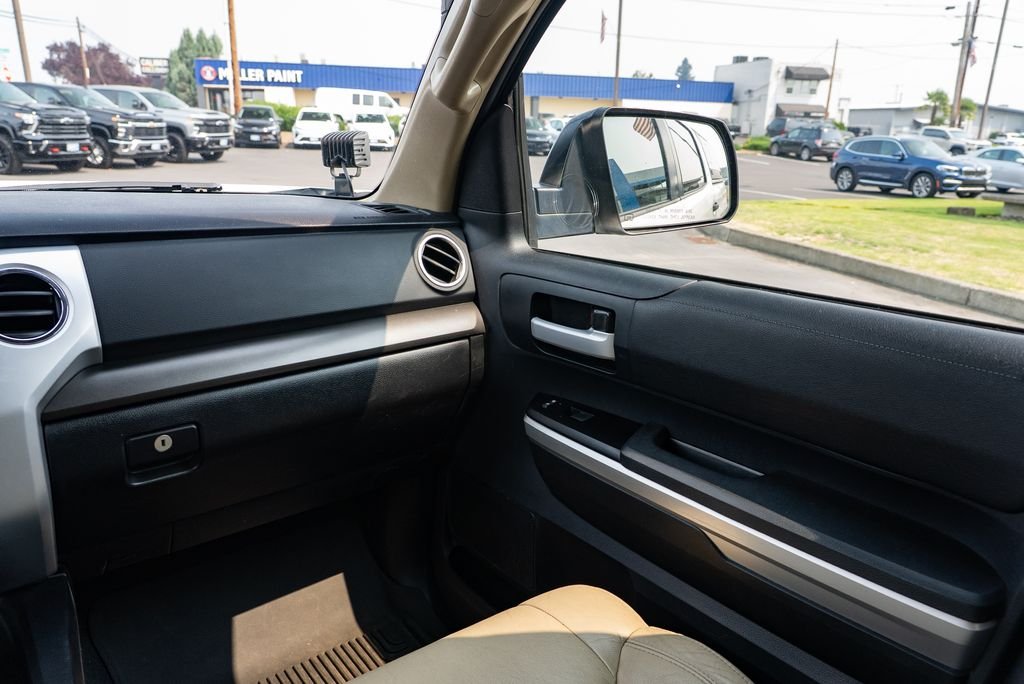 Used 2014 Super White Toyota SR5 image 12