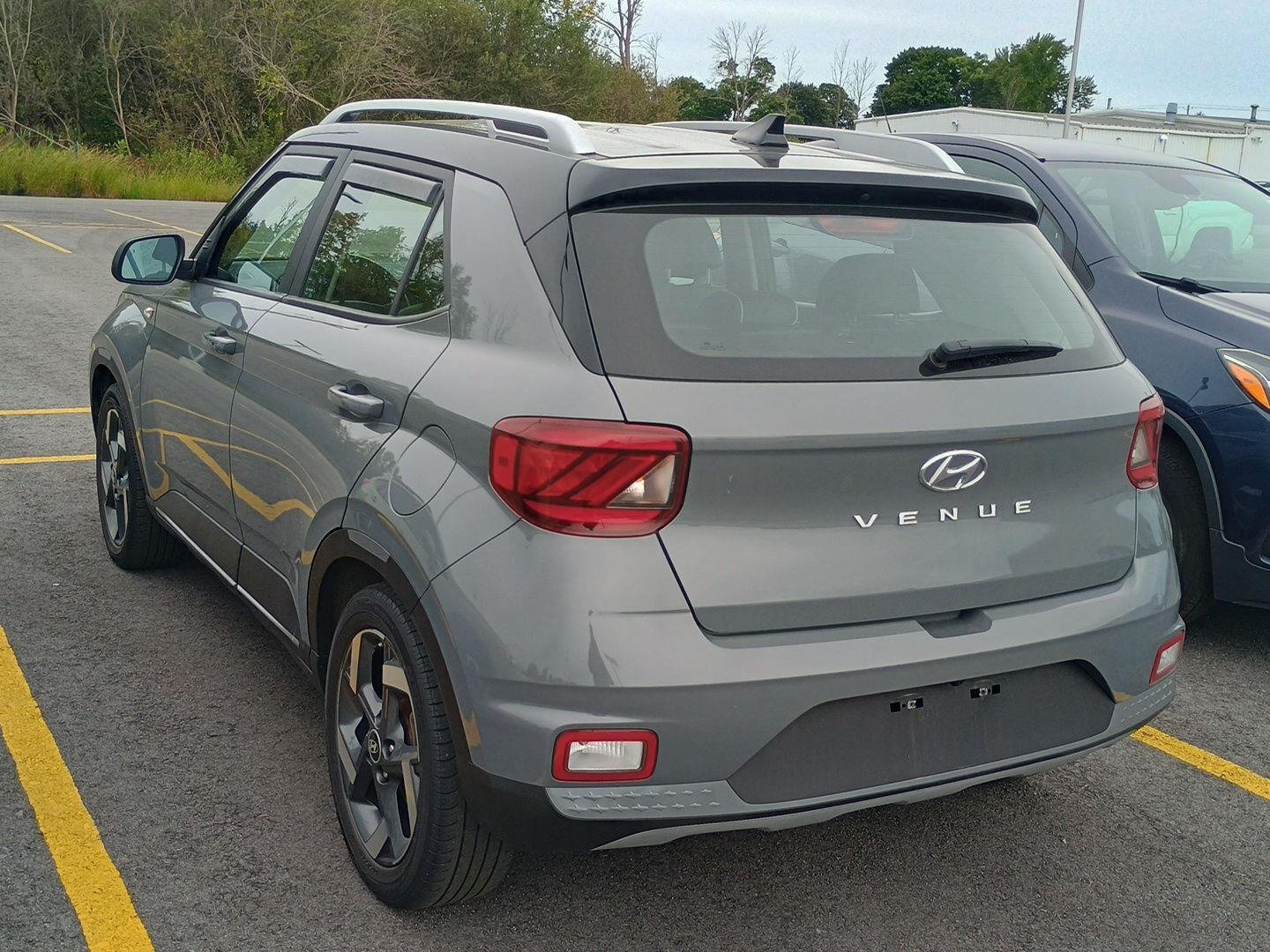 Used 2022 Galactic Gray Hyundai Limited image 3