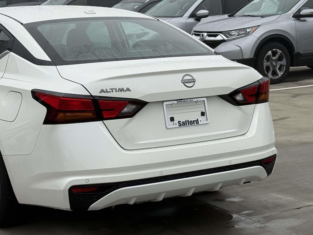 Used 2025 White Nissan 2.5 SV image 10