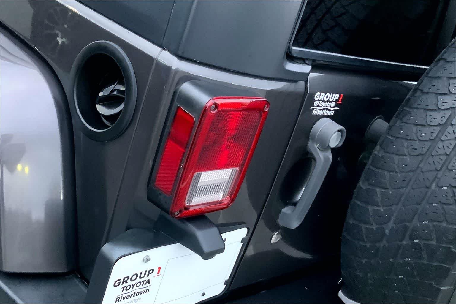 Used 2017 Granite Crystal Met. Clear Coat Jeep Sahara image 28
