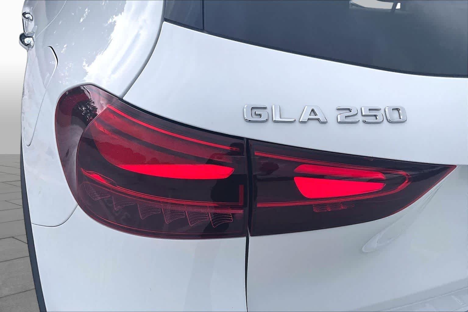 Used 2025 Polar White Mercedes-Benz GLA 250 image 28