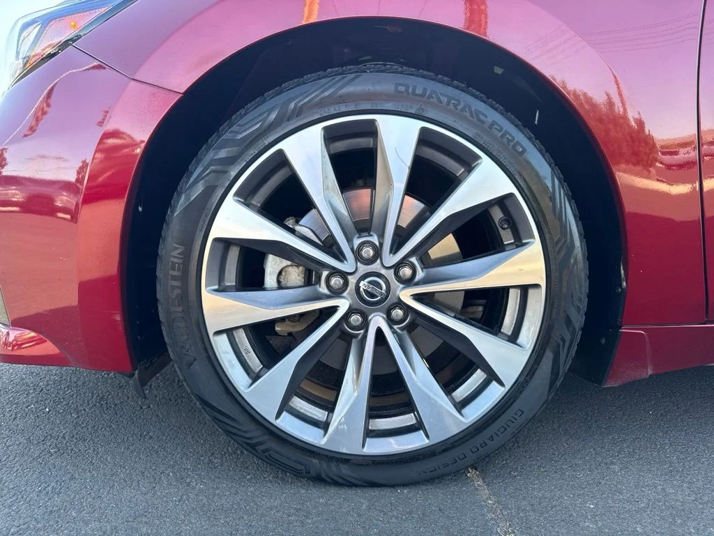 Used 2022 Scarlet Ember Nissan Platinum image 9