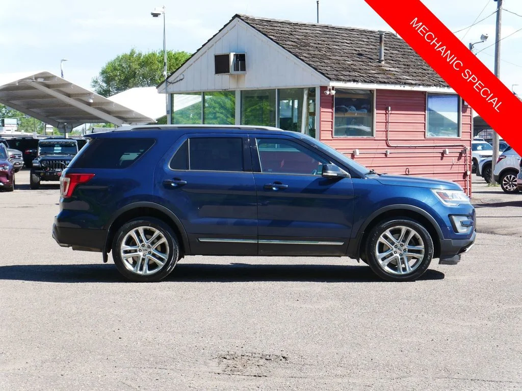 Used 2017 Blue Ford XLT image 2